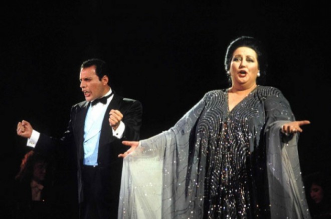 Freddie Mercury in Montserrat Caballe med izvajanje skladbe Barcelona.