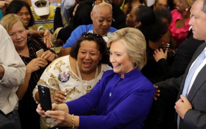 Hillary Clinton je na mnogih selfijih.