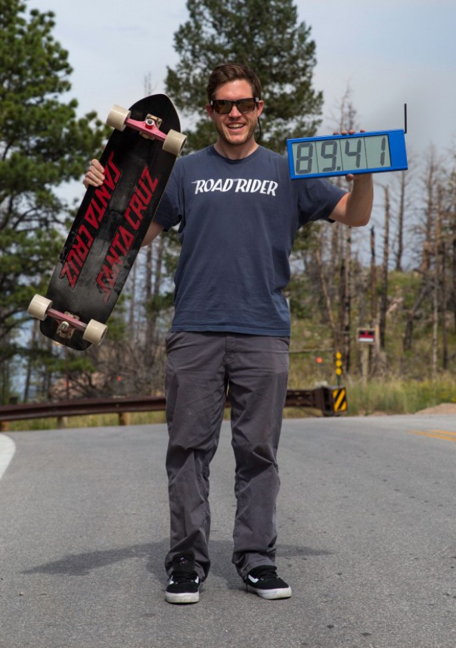 Kyle Wester posa con orgullo junto al disco.