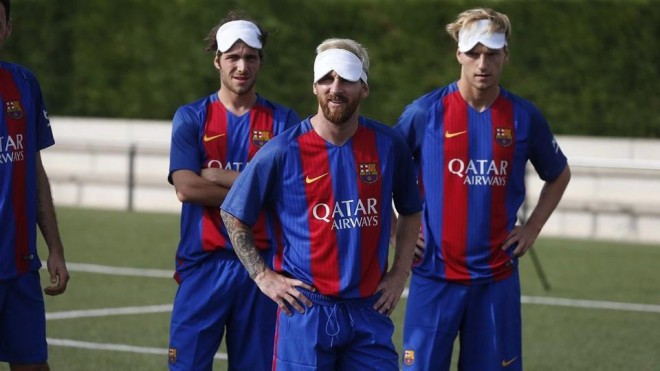 Člani Barcelone so se preizkusili v slepem nogometu.