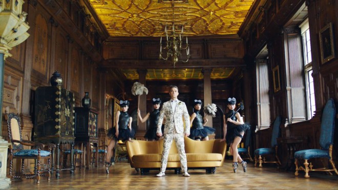 Robbie Williams se v novem videospotu norčuje iz Putina.