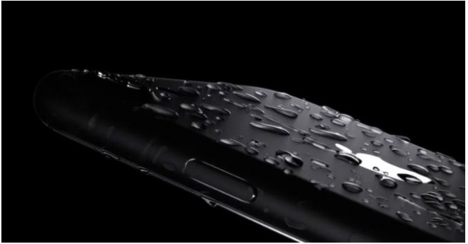 iPhone 7 je vodoodporen in odporen na prah.