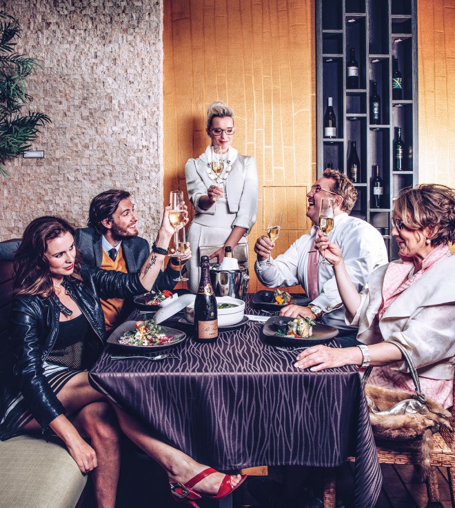 Die Hauptfiguren des Stücks nehmen an einer ungünstigen Dinnerparty teil. (Foto: Peter Giodani)