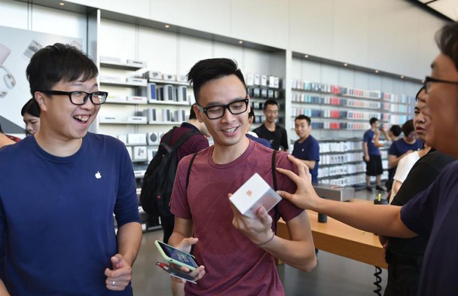 Čeprav kitajski proizvajalci prispevajo velik del komponent za iPhone, ga številna kitajska podjetja uvrščajo na črni seznam.