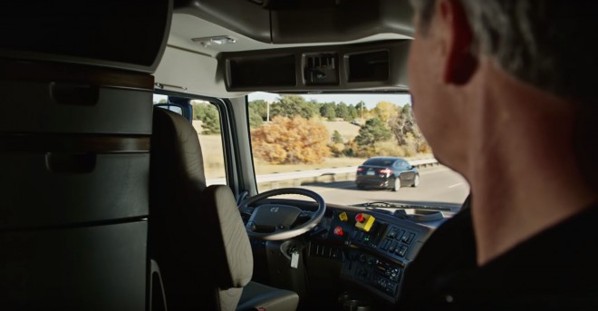 Kierowca ciężarówki „bezradnie” patrzy, jak technologia odbiera mu władzę.