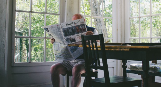 Ler o jornal (infelizmente) não conta. Você deve ler livros para uma vida mais longa.