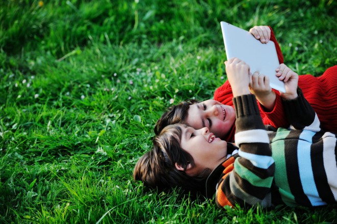 Za današnje otroke ni tabu tem. S parimi kliki najdejo vse inforamcije (Foto: Shutterstock)