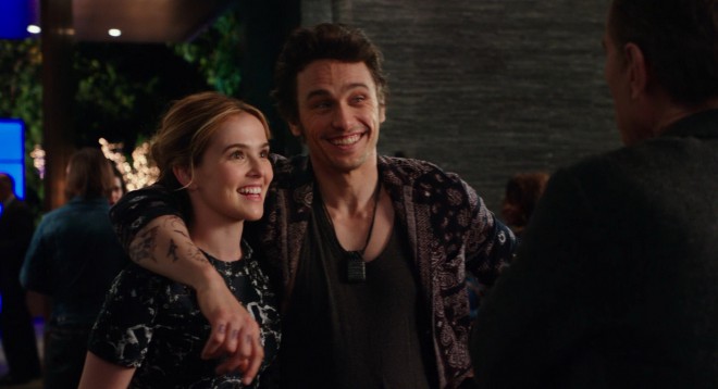 James Franco in Zoey Deutch v filmu Zakaj ravno on?