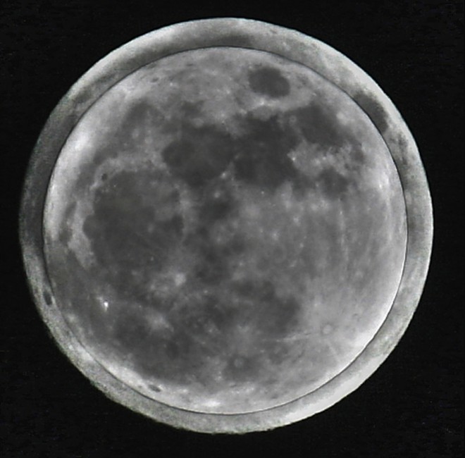 Super luna je videti precej večja kot običajna polna luna.