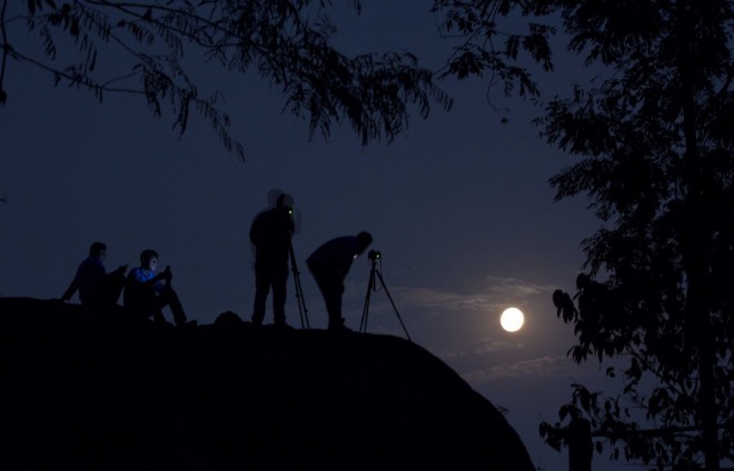 Noč iz 14. na 15. januar je bila zaradi super lune še posebej svetla. Prizor je iz kraja Gauhati v Indiji.
