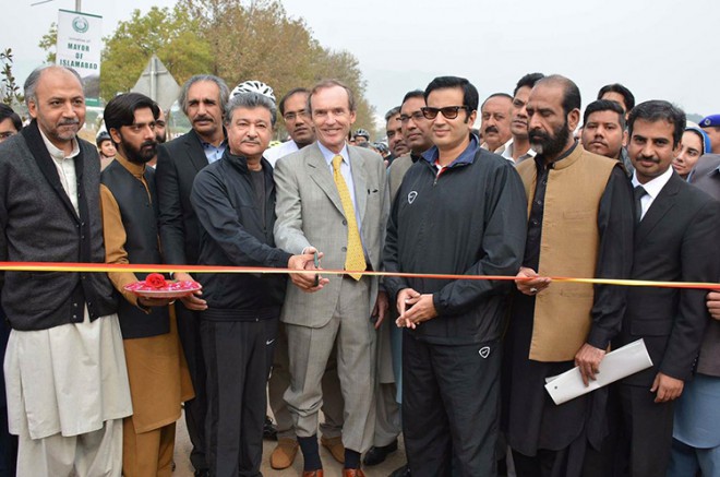 Slavnostjo odprtje prve kolesarske steze v Islamabadu.
