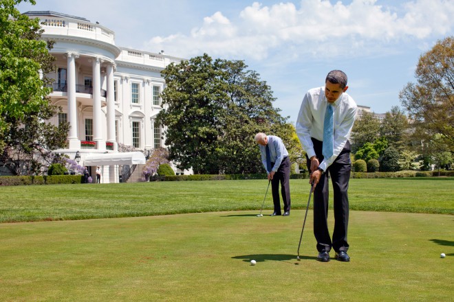 Na zelenici za Belo hišo je tudi igrišče za golf.
