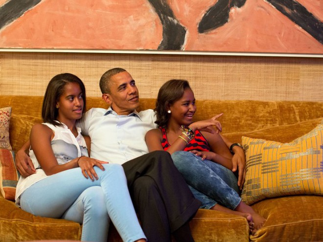 Barack Obama s Sasho (desno) in Malia (levo) v Beli hiši.