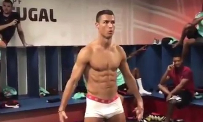 Cristiano Ronaldo moest uiteraard in zijn ondergoed poseren.
