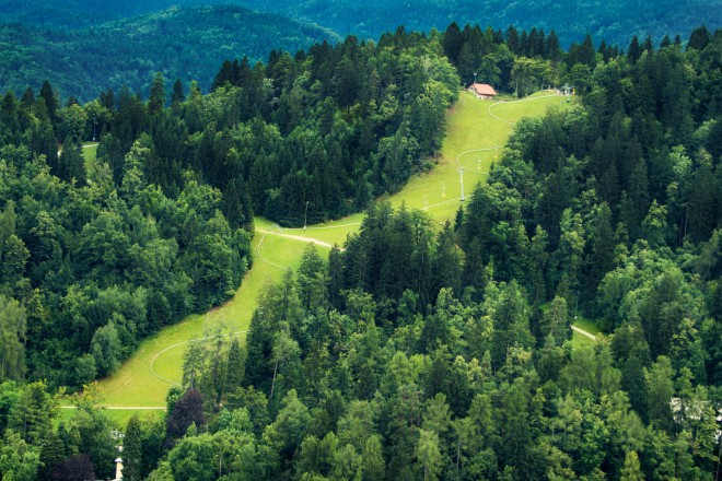 Bled met Straža biedt skiën, zomerrodelen en een adrenalinepark.