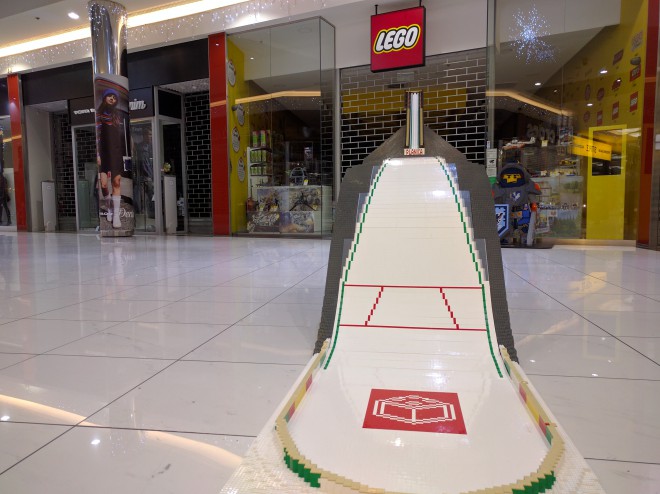 V City Parku pred uradno Legovo trgovino je zrasla replika planiške velikanke iz kock Lego.