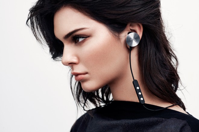 Kendall Jenner com fones de ouvido i.am+ BUTTONS.