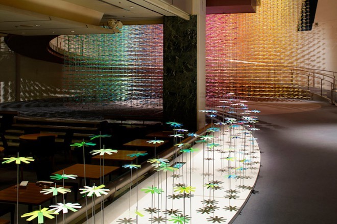 Das ist echte Kunst! Eine Installation aus 25.000 Papierblumen.