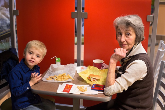 Senioři nyní budou součástí personálu McDonald's, nejen společníky vnoučat.