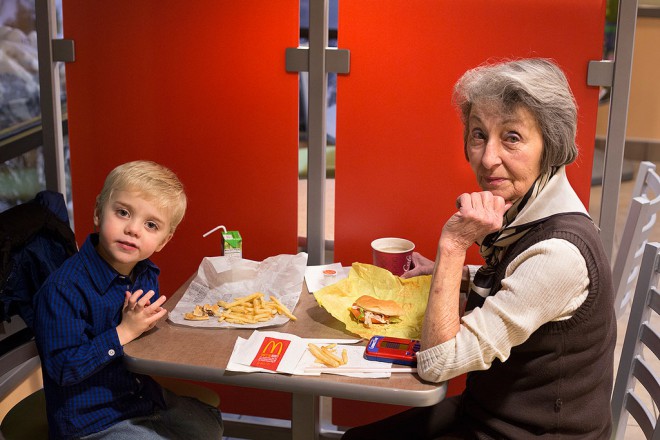 Osoby starsze będą teraz częścią personelu McDonald's, a nie tylko towarzyszami wnuków.