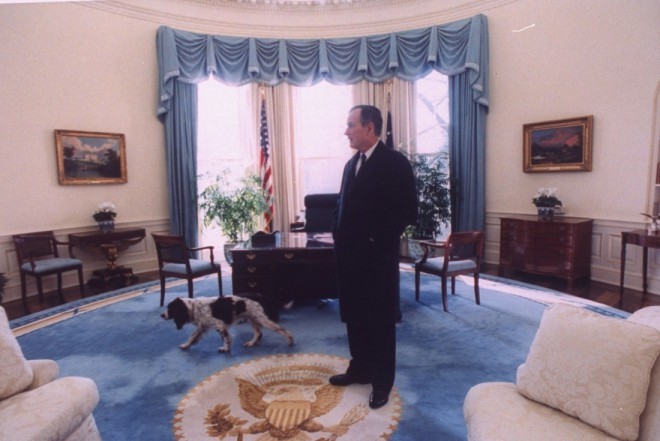 Ovalna pisarna v času predsednikovanja Georga H. W. Busha.