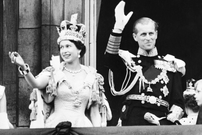De pas gekroonde koningin Elizabeth II. in het gezelschap van Prins Philip