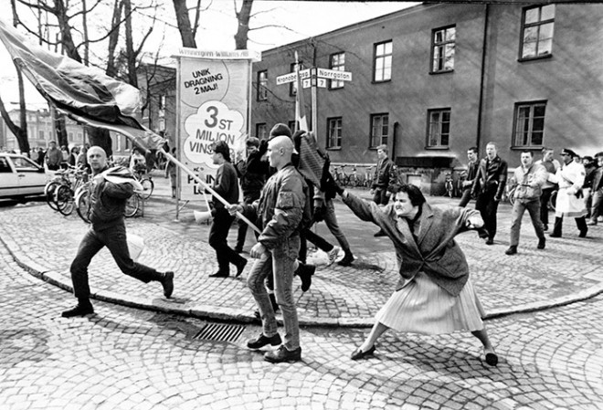 #3 Une femme frappe des militants néo-nazis avec un sac à main - Växjö, Suède (13 avril 1985)
