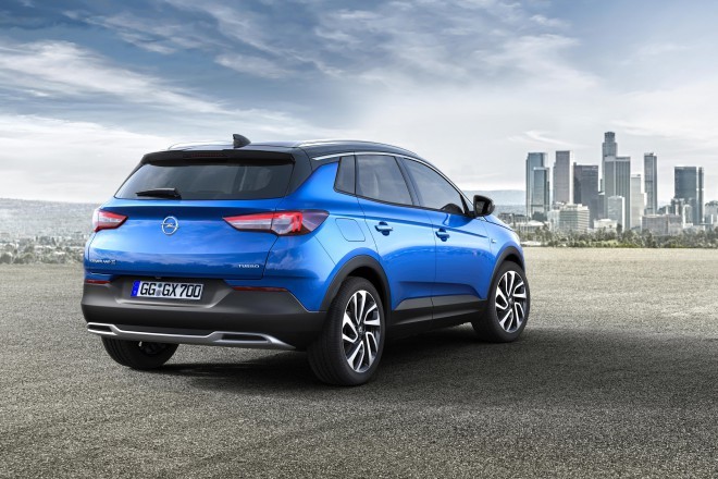 ''Opel Grandland X se s terensko privlačnostjo, povišanim voznim položajem, odlično vidljivostjo v vse smeri, preprostim vstopanjem in izstopanjem ter obilico prostora za prtljago povsem poda sodobnemu aktivnemu življenjskemu slogu'', so zapisali pri Oplu.