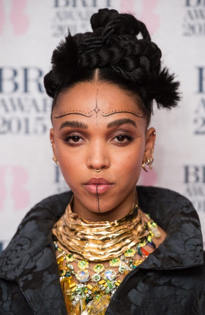 FKA Twigs：小而饱满的嘴唇
