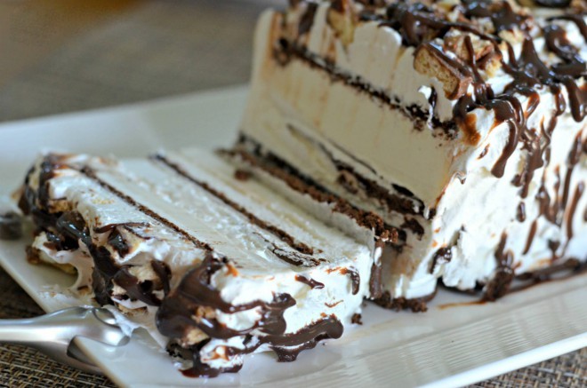 So simple, but so delicious: a chocolate ice cream cake made in 5 minutes.
