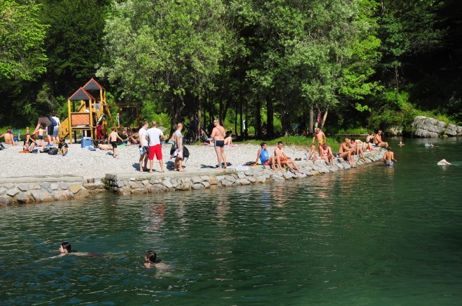 Naturlig svømmebasseng i Slovenia: naturlig svømmebasseng Pri Lajštu i Idrijska Bela