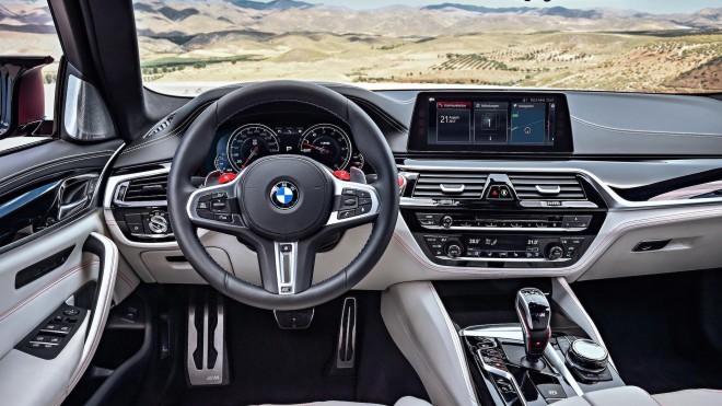 BMW M5 - 内饰充满诗意 - 方向盘说明了一切！ 