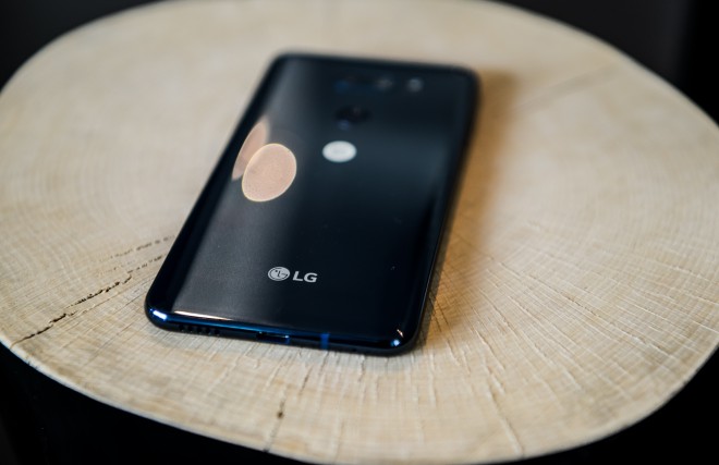 LG V30 je v celoti iz stekla. Ker je izdelan s posebno skrbnostjo, se zdi eden popolnejših izdelkov.