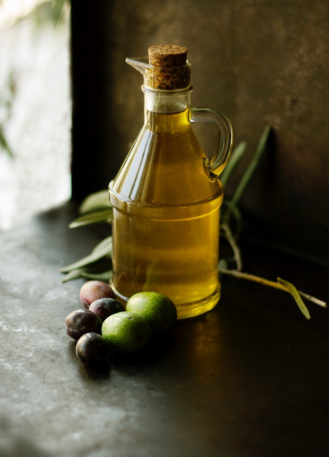 Um dem Alterungsprozess vorzubeugen, können Sie Ihr Gesicht mit Olivenöl massieren. 