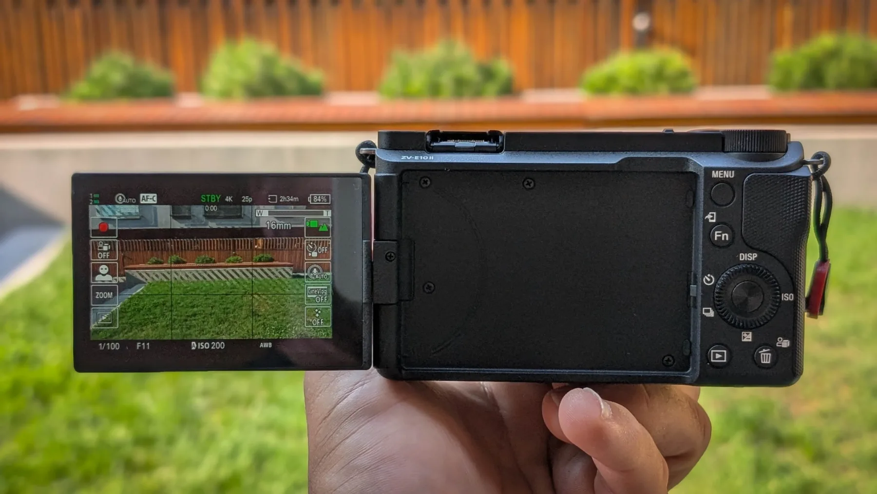 10 razlogov, zakaj je Sony ZV-E10 Mark II boljši od iPhone 15 Pro Max za ustvarjalce vsebin