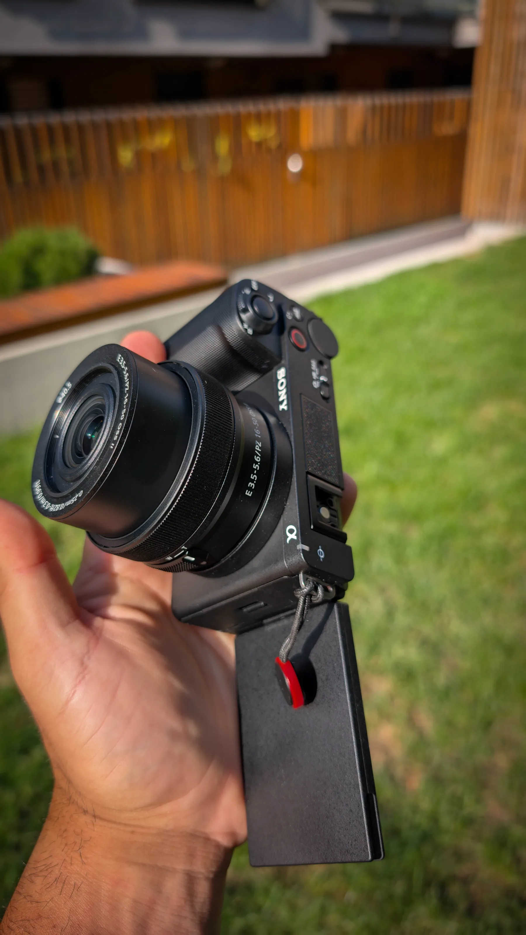 10 razlogov, zakaj je Sony ZV-E10 Mark II boljši od iPhone 15 Pro Max za ustvarjalce vsebin