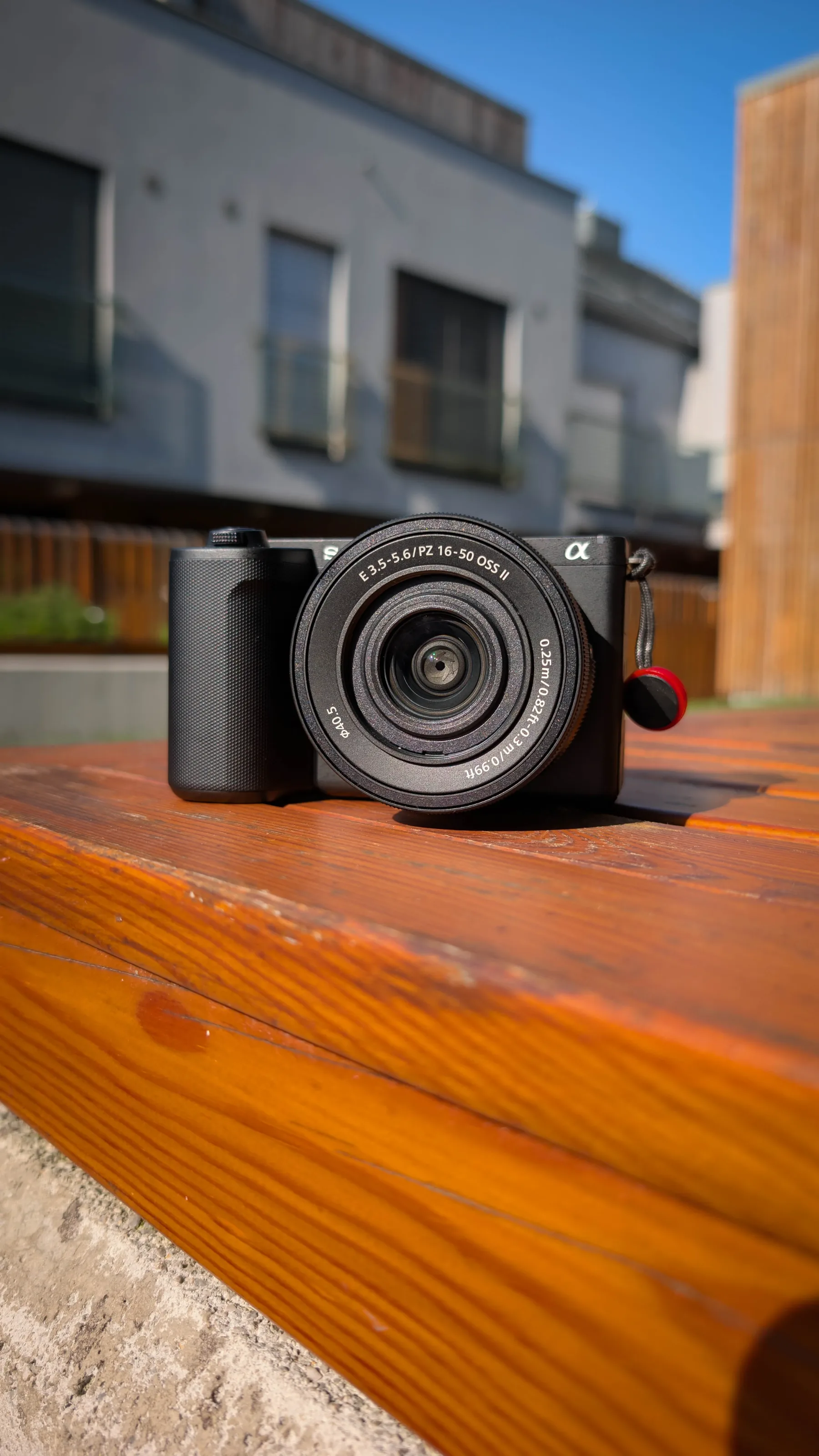 10 razlogov, zakaj je Sony ZV-E10 Mark II boljši od iPhone 15 Pro Max za ustvarjalce vsebin
