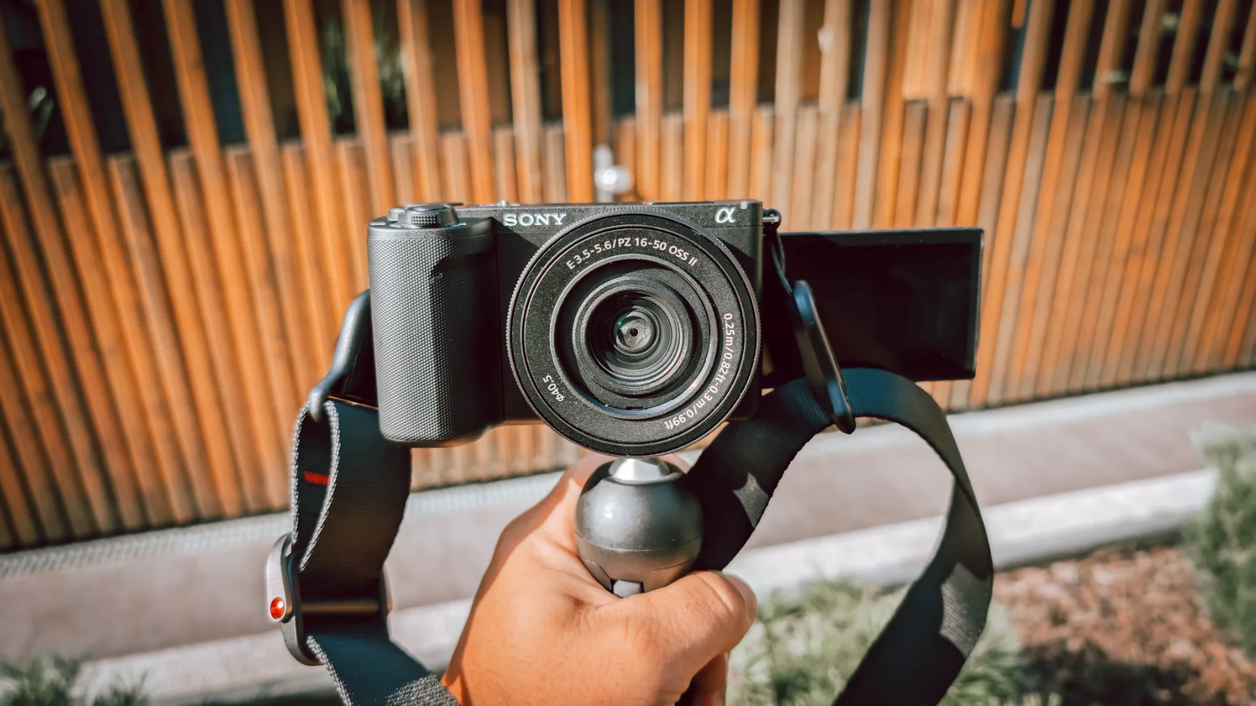 10 razlogov, zakaj je Sony ZV-E10 Mark II boljši od iPhone 15 Pro Max za ustvarjalce vsebin