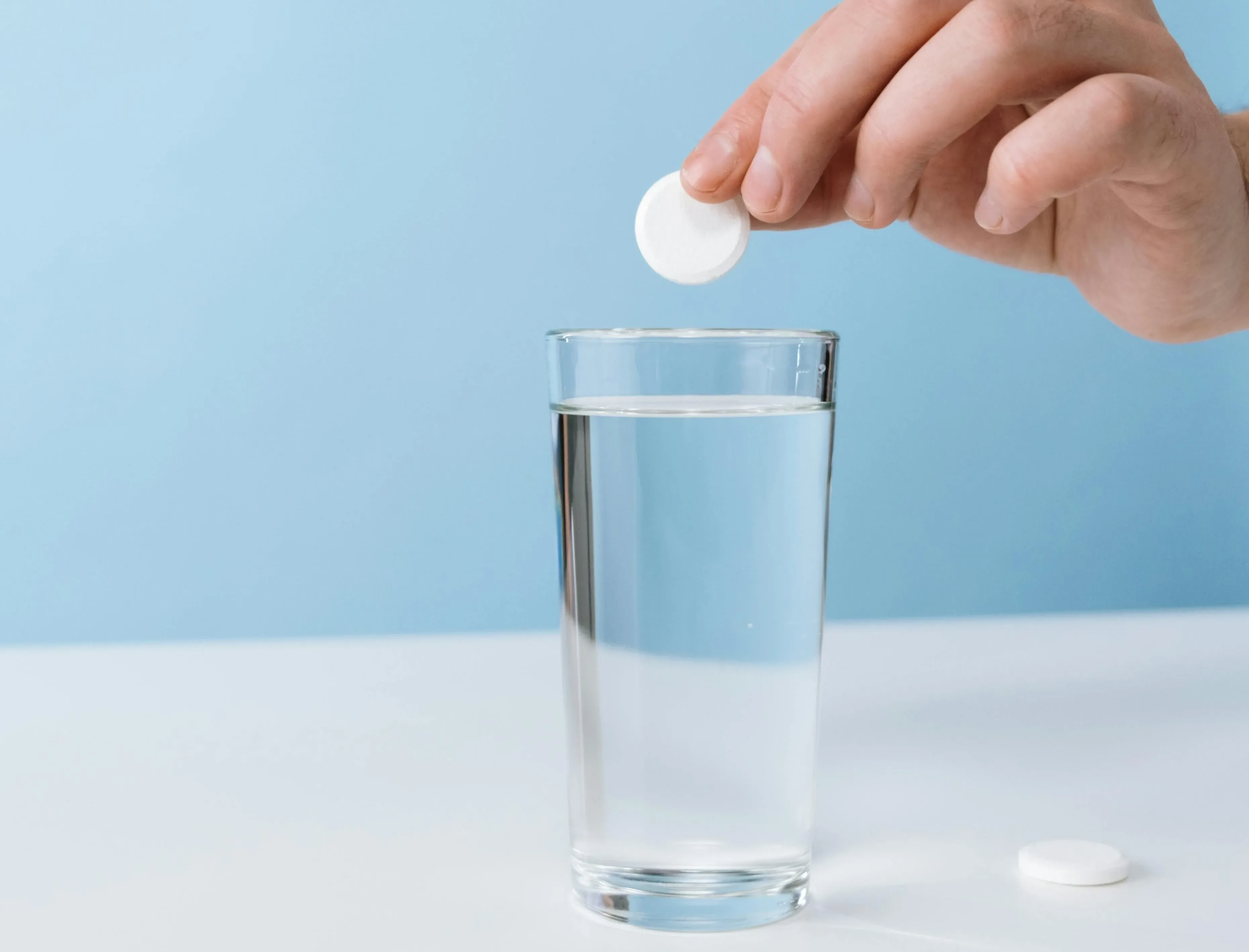 10 trikov, kako lahko tablete za zobno protezo uporabite pri čiščenju doma