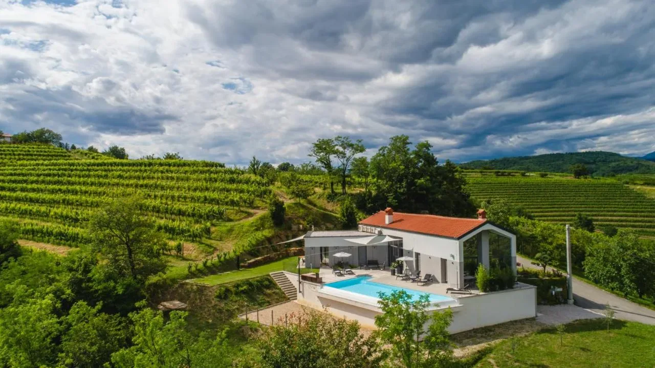 11 najlepših vil z bazenom v Goriških brdih (Slovenija): Uživanje v luksuzu med vinogradi