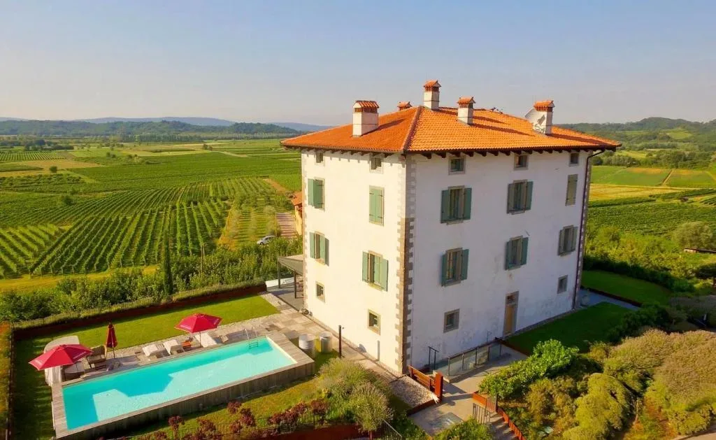 11 najlepših vil z bazenom v Goriških brdih (Slovenija): Uživanje v luksuzu med vinogradi