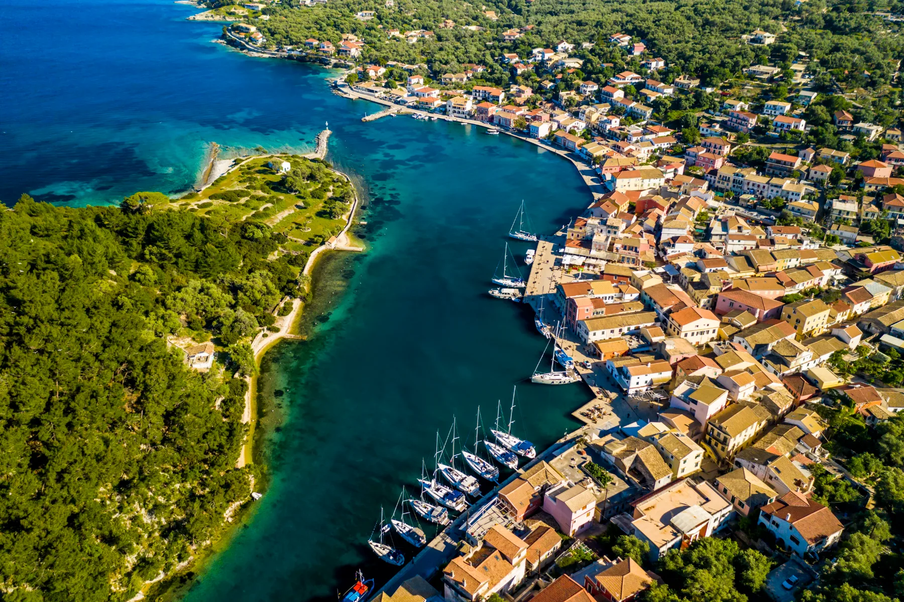 20+ najlepših grških otokov za poletje 2025 – brez gneče, le turkizno morje in mirne plaže!