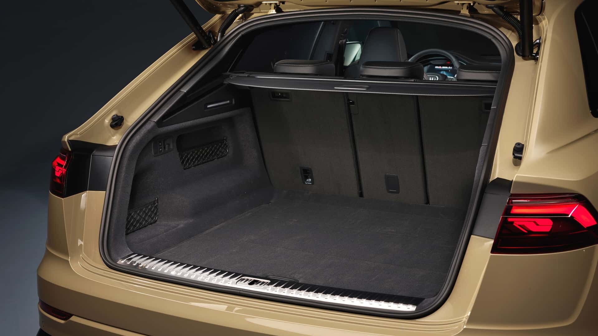 2024 Audi Q8 in SQ8: svetlobna evolucija in moč elegance še vedno odličnega velikana