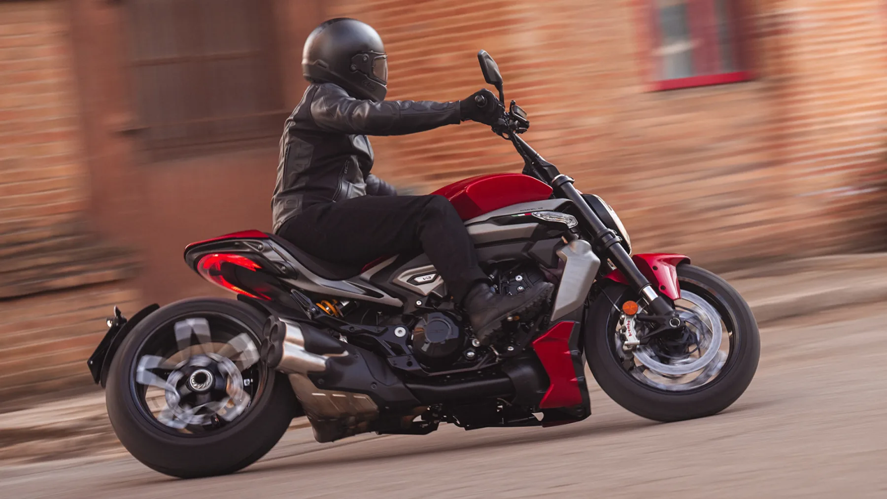 2025 Ducati XDiavel V4 – ko se križarjenje sreča s superbikom
