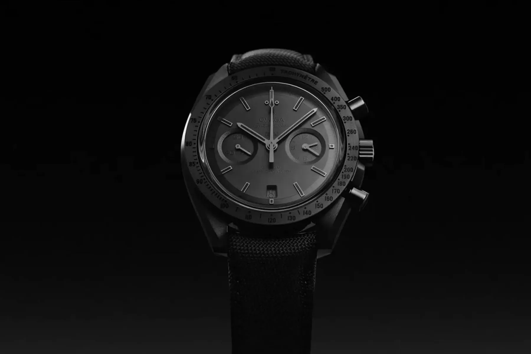 2025 Omega Speedmaster “Dark & Grey Side of the Moon” – nova era keramike in lunarne poezije
