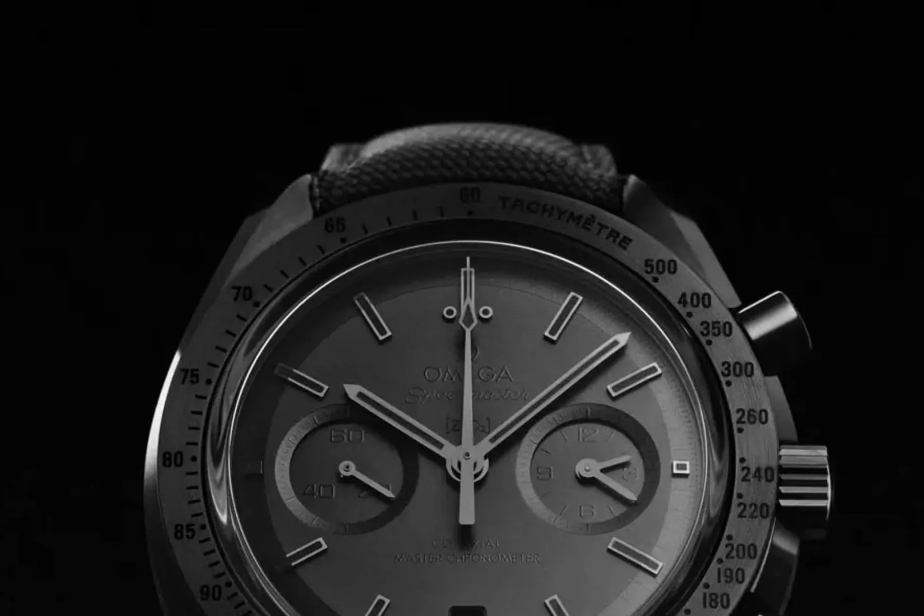 2025 Omega Speedmaster “Dark & Grey Side of the Moon” – nova era keramike in lunarne poezije