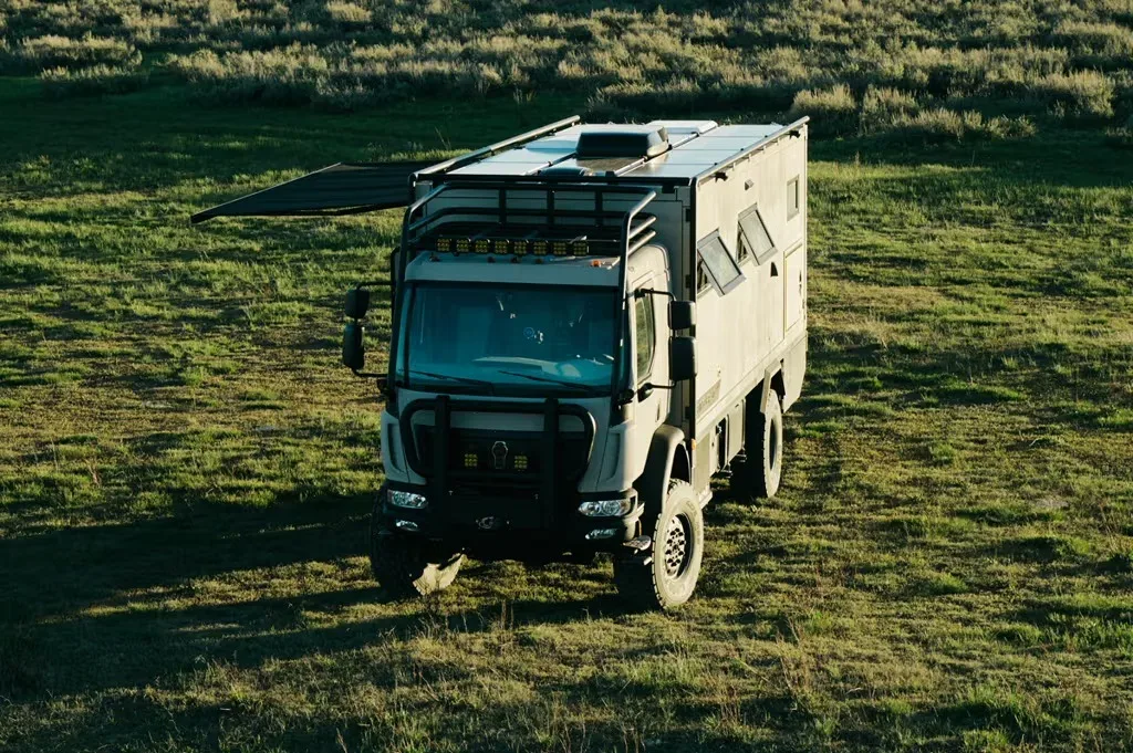 2025 Storyteller Overland GXV Epic: Vozilo za konec sveta… ali pa za konec tedna
