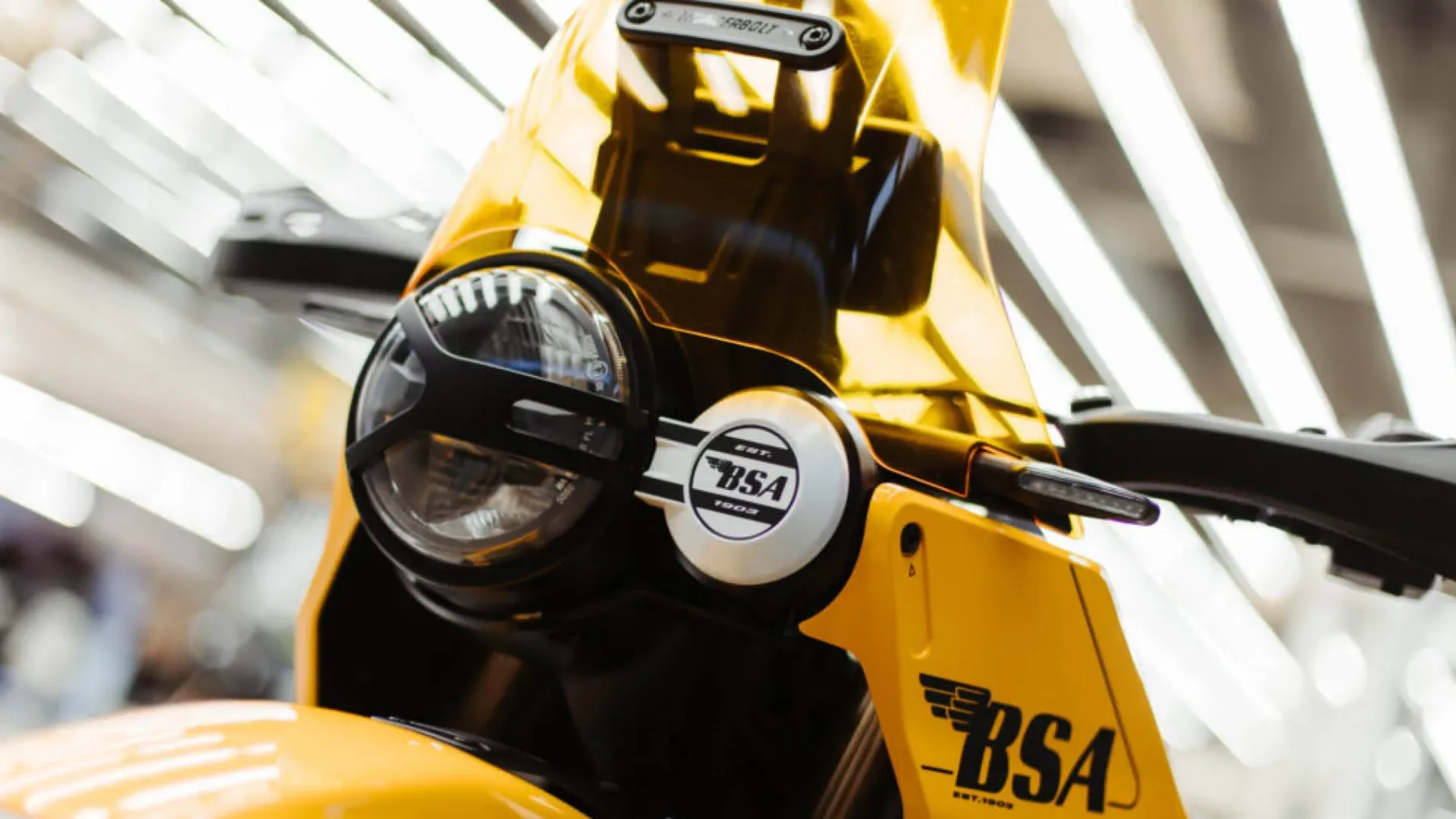2026 BSA Thunderbolt 350: Britanska legenda se poda na blatne poti avanture