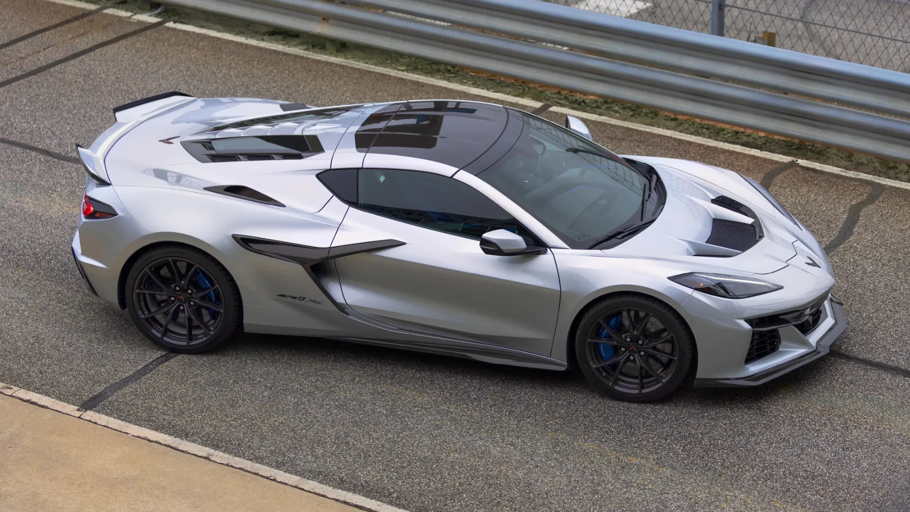 2026 Chevrolet Corvette ZR1X: Ameriški hibridni hiperavto, ki bi Ferrarija pojedel za zajtrk in z McLarnom pobrisal tla