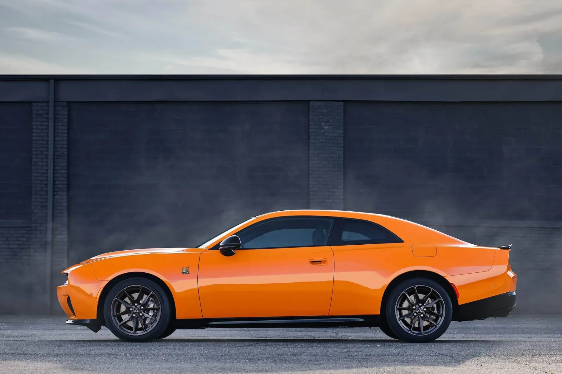 2026 Dodge Charger Scat Pack SIXPACK – twin‑turbo vrstni šestak, 550 hp (410 kW), AWD in 3,9 s do 60 mph
